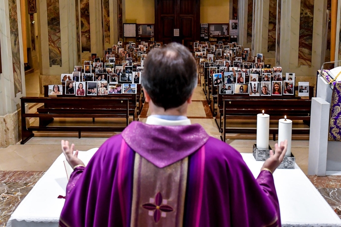 Italijoje nuo koronaviruso mirė mažiausiai 10 kunigų