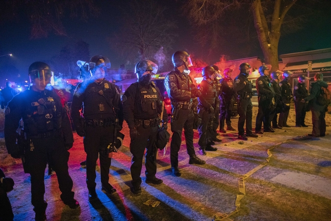Mineapolyje policijai nušovus vyrą susirinko protestuotojai