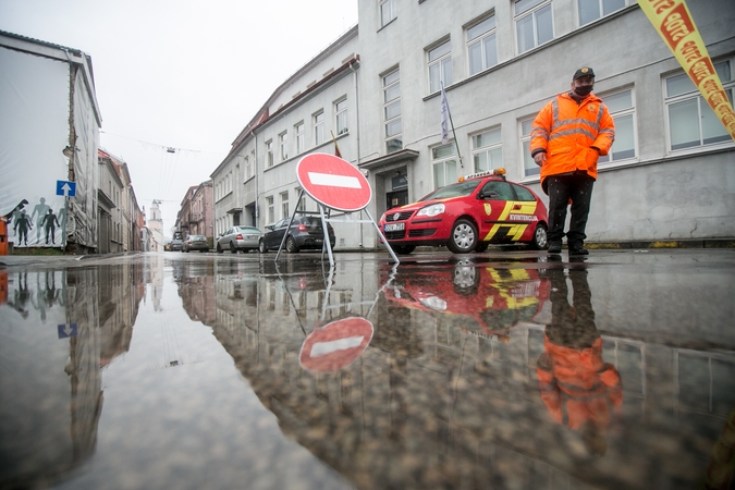 Rotušės aikštės prieigas jau juosia tvoros: dėl eglutės įžiebimo ribojamas eismas