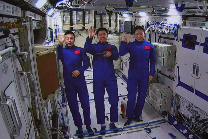 Kinijos astronautai surengė sėkmingą išėjimą į atvirą kosmosą