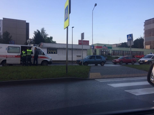 Pėsčiųjų perėjoje "Volkswagen" partrenkė žmogų