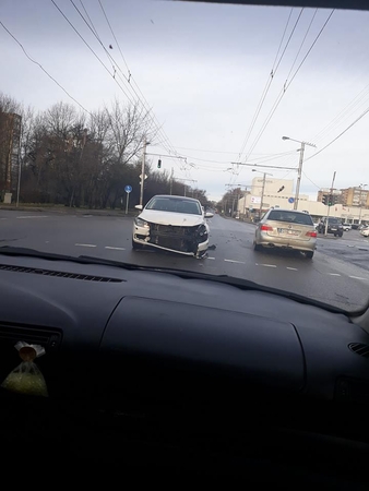 Kovo 11-osios gatvėje susidūrus automobiliams nukentėjo du žmonės