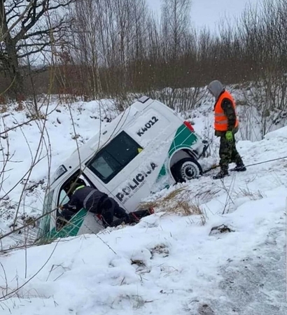 Prienų rajone nuo kelio nuvažiavo tarnybinis policijos automobilis 