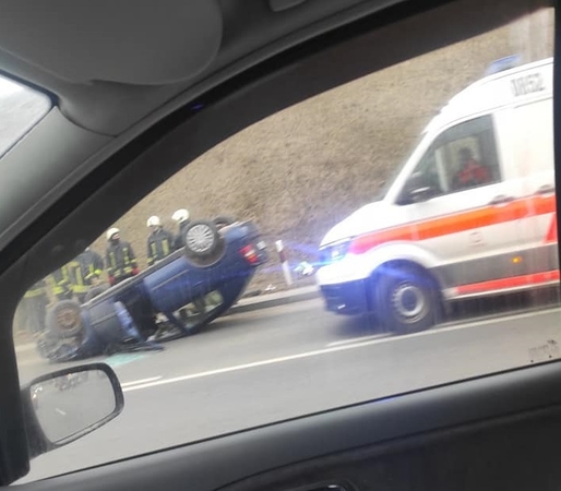 Vilniuje apvirto automobilis: vairuotojas išgabentas į ligoninę