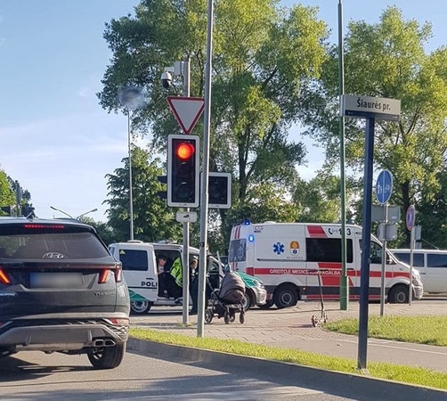 Uostamiestyje ant vežimėlio su kūdikiu užgriuvo girtas paspirtukininkas