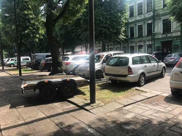 Šalia policijos skyriaus – neleistinai pastatytas automobilis