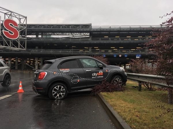 Prie „Akropolio“ – „CityBee“ automobilio avarija