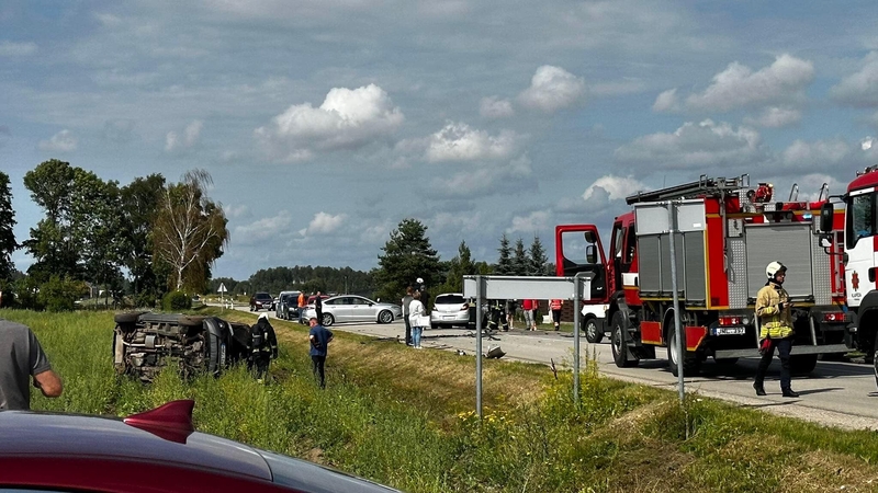 Avarija Trušeliuose: vienas automobilis nuvažiavo nuo kelio ir apvirto