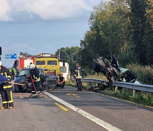 Didelė avarija magistralėje Kaišiadorių rajone: dviejų automobilių vairuotojams prireikė medikų