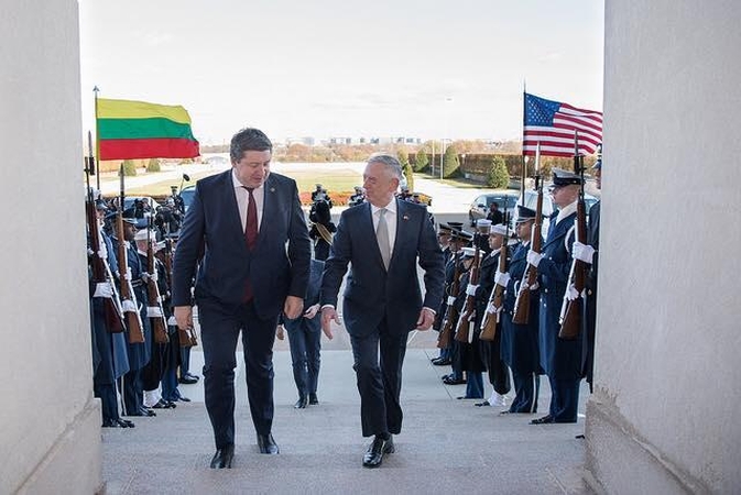 R. Karoblis paprašė JAV gynybos sekretoriaus dažniau rengti pratybas Lietuvoje