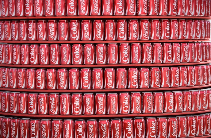 „Coca-Cola“ gamyklos darbuotojai vietoj apelsinų sulčių rado kokaino siuntą