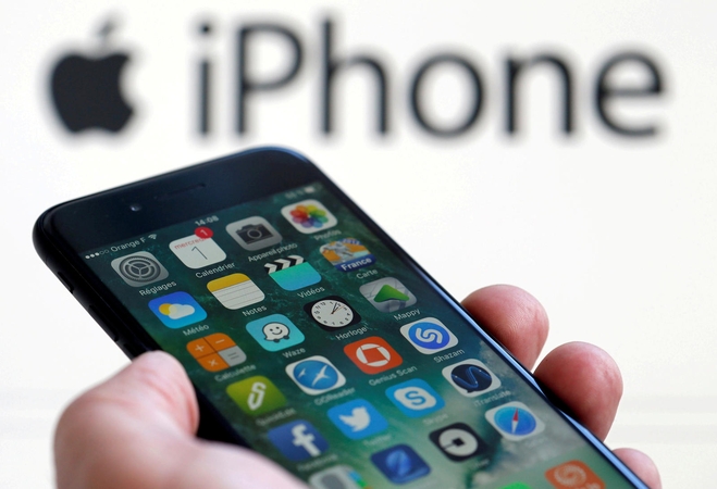 D. Trumpas savo telefoną "Samsung" pakeitė "iPhone"