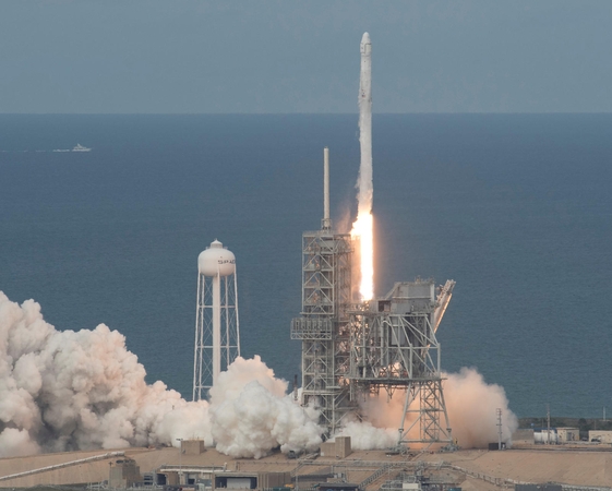 „SpaceX“ sėkmingai iškėlė į orbitą 10 palydovų