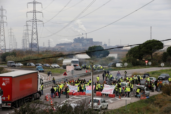 Prancūzijoje tęsiasi „geltonųjų liemenių“ protestai dėl brangių degalų