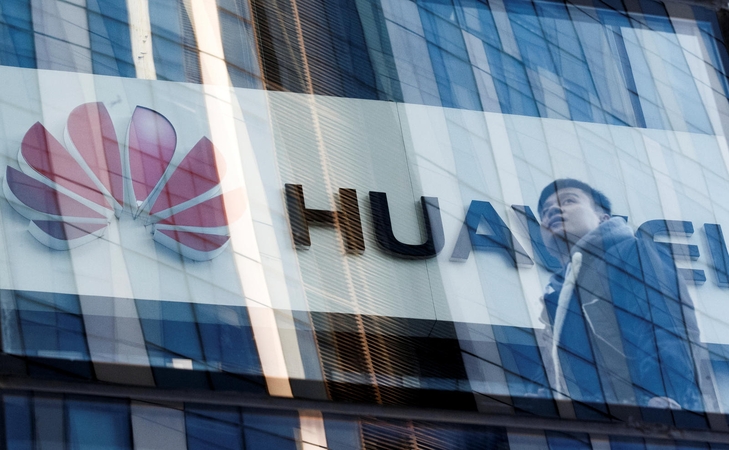Visiškas „Huawei“ uždraudimas „Vodafone“ gali kainuoti šimtus milijonų svarų