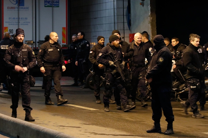 Paryžiuje nušautas vyras, grasinęs policininkams peiliu