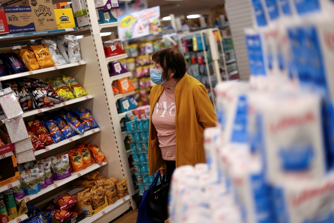 Prekybininkai ruošiasi didesniam kaukių pirkimui: tikina, kad jų nepritūks