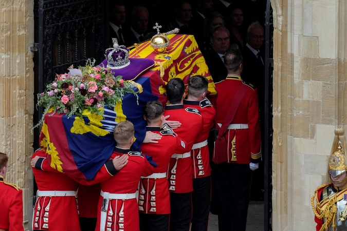 Karalienės Elizabeth II karstas nuleistas į karališkąją kriptą