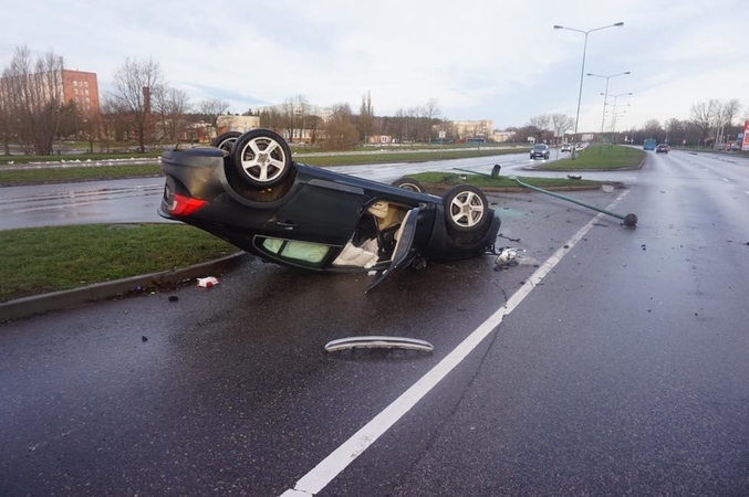 Klaipėdoje „Volvo“ rėžėsi į stulpą ir apsivertė