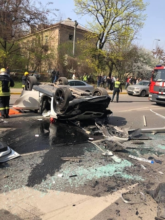 Iš „Europos“ prekybos centro aikštelės iškrito automobilis: nukentėjo vairuotoja