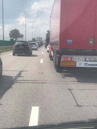 Avarija kelyje Vilnius-Kaunas: nukentėjo moteris, susidarė spūstis