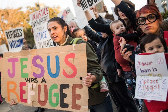 Th. May: D. Trumpo sprendimas dėl imigrantų – skaldantis ir neteisingas