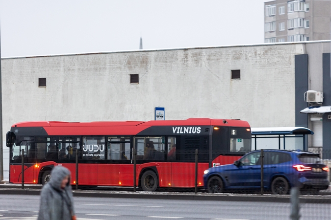 Sostinės viešajame transporte už bilietą bus galima atsiskaityti banko kortelėmis