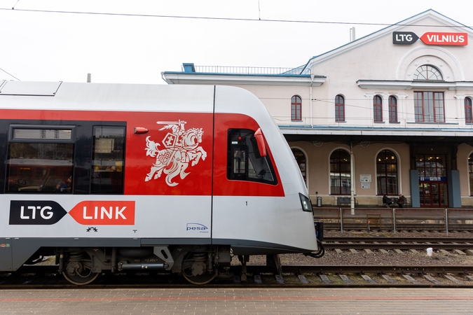 Dėl audros dalyje maršrutų apie valandą vėluoja keleiviniai traukiniai