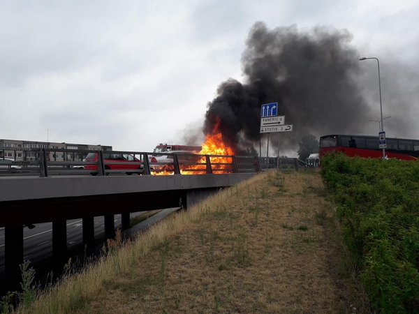 Vilniaus aplinkkelyje užsidegė automobilis