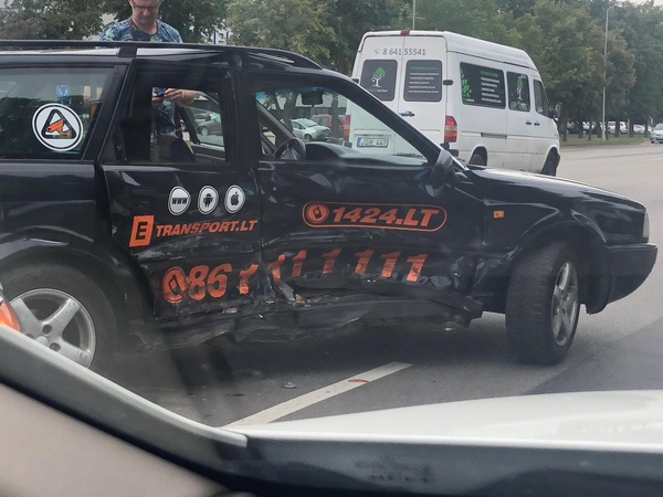 Jonavos gatvėje į avariją pateko pavėžėjas