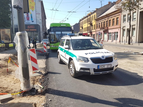 Kauno centre susidūrė užsieniečio vairuojamas automobilis ir troleibusas