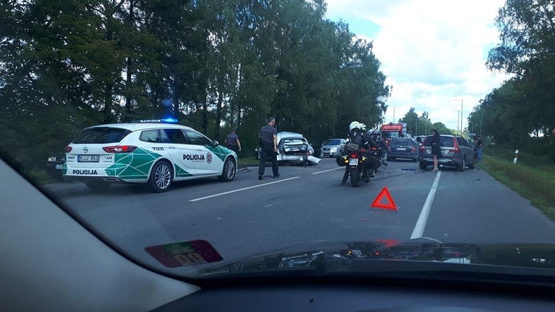 Vilniuje susidūrė keturi automobiliai: nukentėjo nėščia moteris ir paauglė