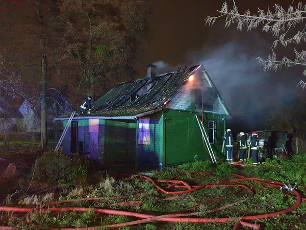 Aleksote atvira liepsna degė namas