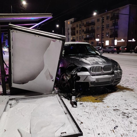 Savanorių prospekte BMW rėžėsi į stotelę