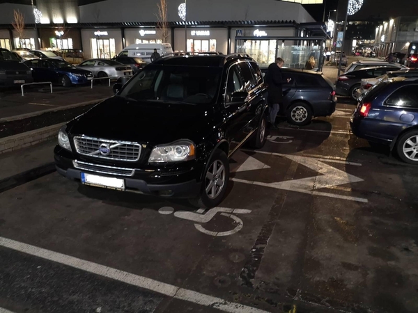 Prie sostinės prekybos centro – neįgaliųjų vietose stovintis automobilis