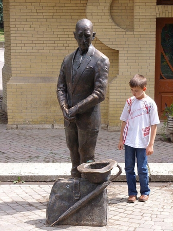 Vandalai pavogė „Dvylikos kėdžių“ personažo statulos skrybėlę