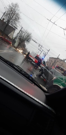 Avarija judrioje Kauno sankryžoje: nukentėjo „Mercedes-Benz“ vairuotojas 