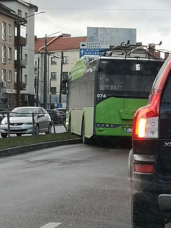 „Aklųjų“ sankryžoje troleibusas rėžėsi į kelio atitvarus