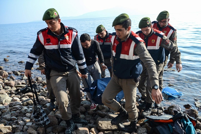 Prie Turkijos krantų nuskendus laivui žuvo mažiausiai 37 migrantai