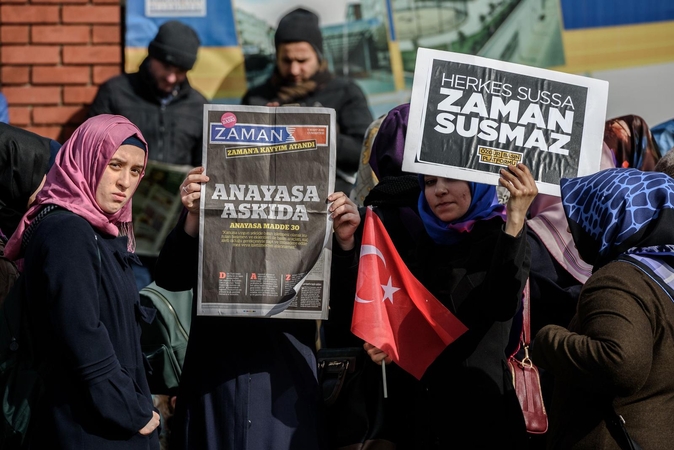 Turkijos valdžia naktį perėmė laikraštį, kritikavusį prezidentą
