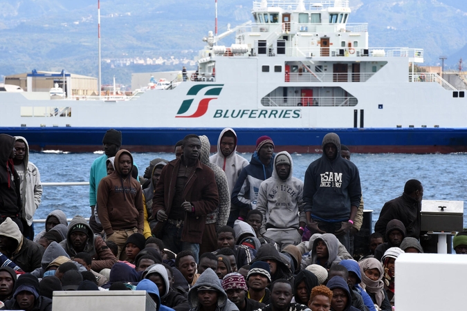 Prancūzijos ministras: šimtai tūkstančių migrantų iš Libijos veržiasi į Europą