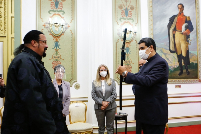 Stevenas Seagalas (kairėje) ir Nicolas Maduro