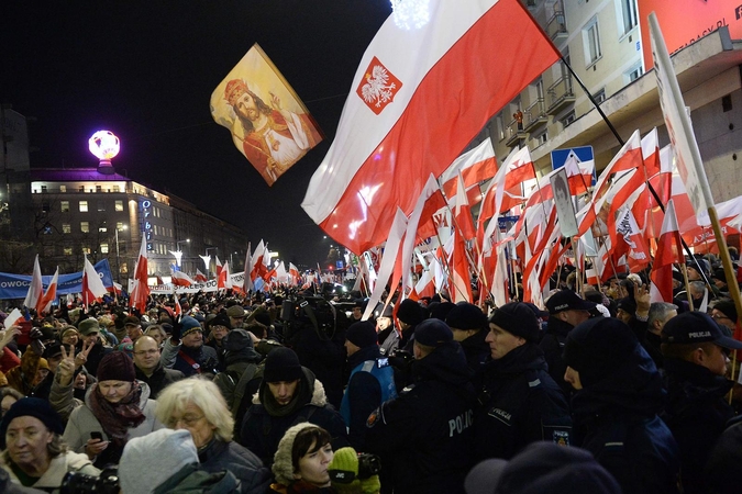 Lenkijoje tūkstančiai žmonių protestavo prieš demokratijos suvaržymus
