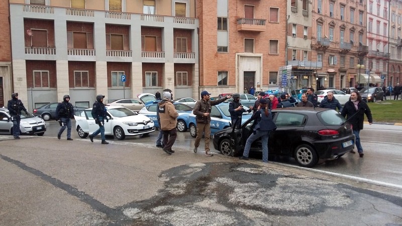 Italijoje iš pravažiuojančio automobilio pašauti šeši žmonės
