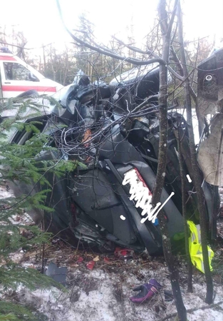 Kretingos rajone moters vairuojamas automobilis su vaikais trenkėsi į medį