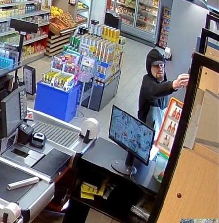 Kas iš parduotuvės pasisavino alkoholinio gėrimo butelį?