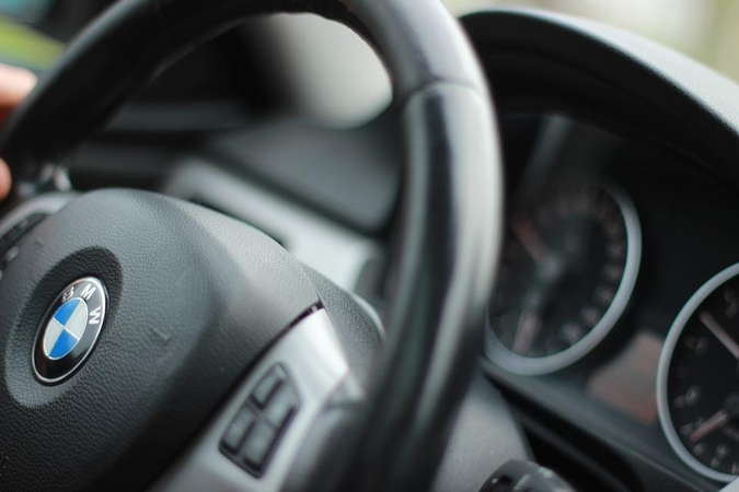 BMW rėžėsi į prie parduotuvės stovintį „Opel“, kuriame buvo motina su dukra