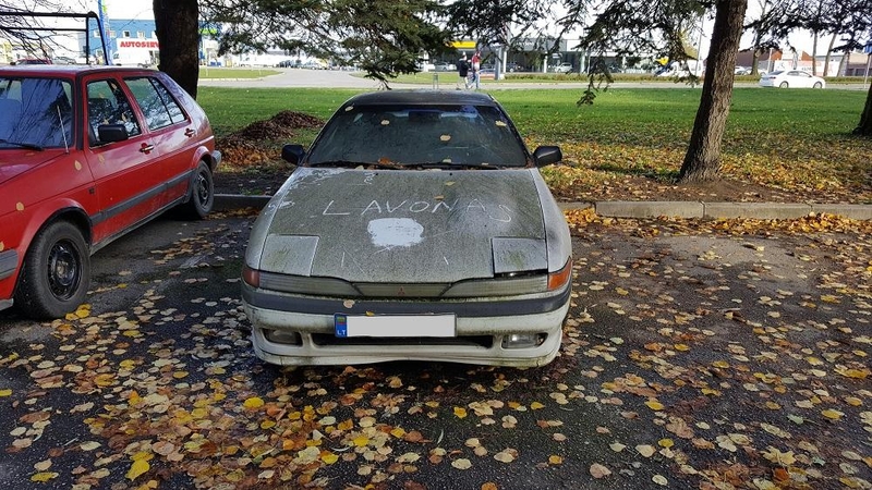 Tūkstančiai be priežiūros paliktų automobilių: kaip elgtis?