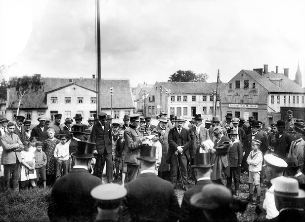 Banga: vienas iš susibūrimų 1923 m. Klaipėdoje, tiesiog gatvėje, kai Lietuvoje vyko tautinis pakilimas, susijęs su uosto perdavimu ir visuomeniniais judėjimais.