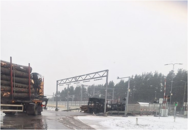 Vilniaus rajone apvirto miškavežio priekaba: dėl pabirusių rąstų uždarytas eismas